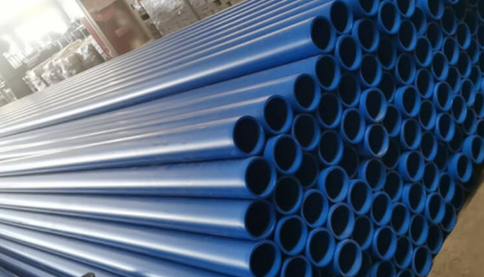 Tuberías rectas y helicoidales azules en Brunei